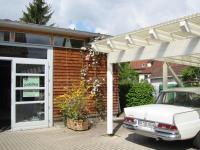 Carport und Haus mit Holzverkleidung