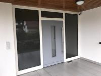 Haustür mit Seitenteil verglast