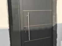 Haustür in dunkelgrau mit Seitenteil im Bau