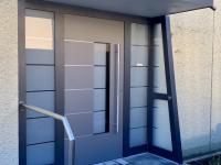 Haustür in grau mit Seitenteilen verglast