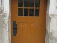 Holz-Haustür mit Sprossenfenster