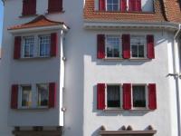 Fensterläden in weinrot im Altbau