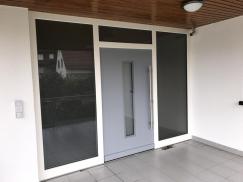 Haustür mit Seitenteil verglast
