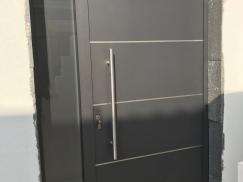 Haustür in dunkelgrau mit Seitenteil im Bau