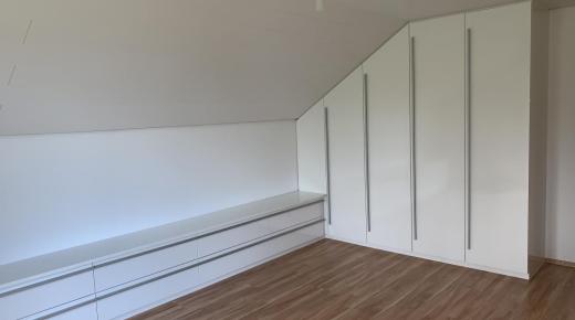 Einbauschrank unter Dachschräge