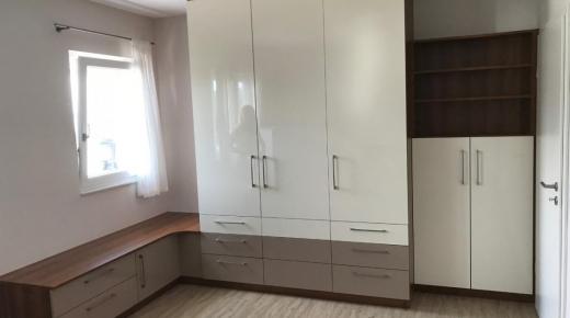 Kleiderschrank Hochglanz weiß 