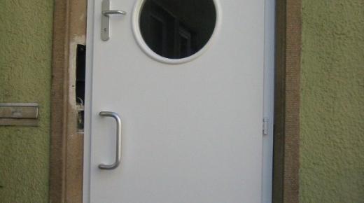 Kunststoff-Haustür mit rundem Fenster
