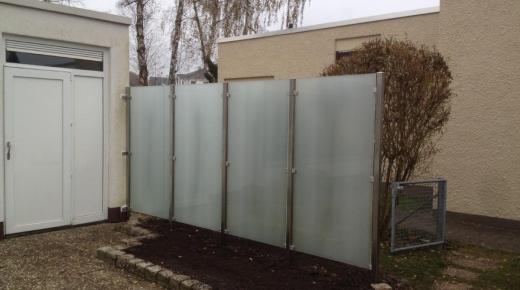 Sichtschutzzaun aus Vollglas