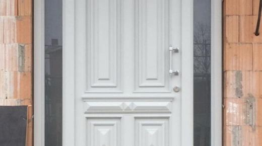 Haustür in weiß klassisches Design