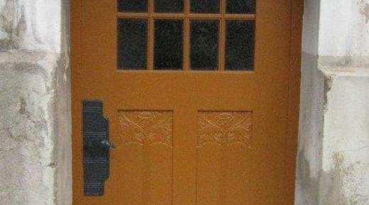 Holz-Haustür mit Sprossenfenster