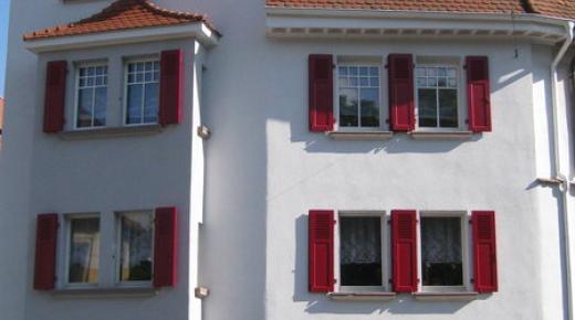 Fensterläden in weinrot im Altbau