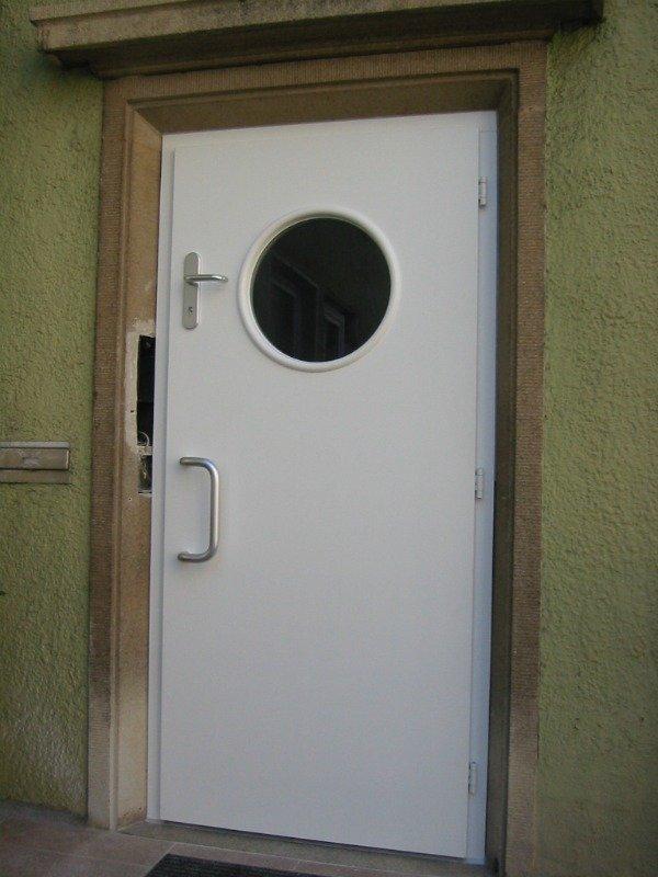 Kunststoff-Haustür mit rundem Fenster