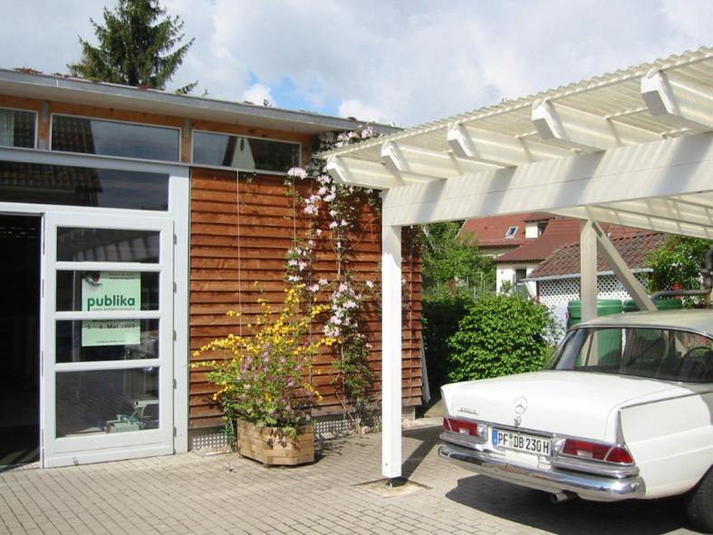 Carport und Haus mit Holzverkleidung