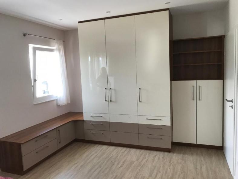 Kleiderschrank Hochglanz weiß 