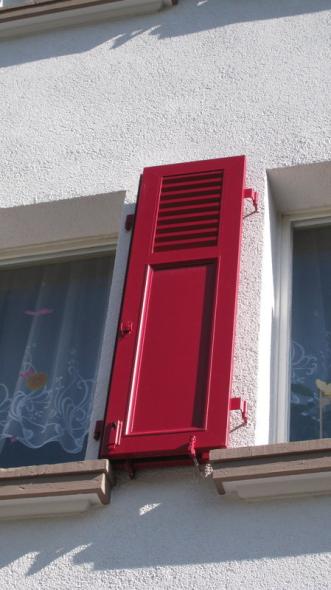 Fensterläden in weinrot Detailaufnahme