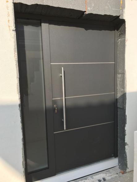 Haustür in dunkelgrau mit Seitenteil im Bau