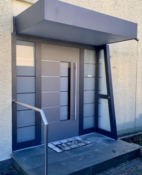 Haustür in grau mit Seitenteilen verglast