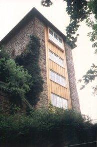 Wohnturm mit Holzfassade
