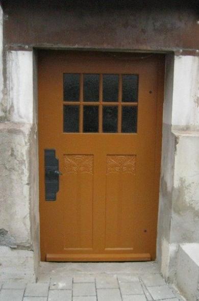 Holz-Haustür mit Sprossenfenster