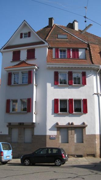 Fensterläden in weinrot im Altbau