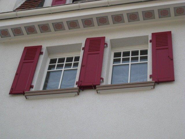 Fensterläden in weinrot