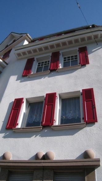 Fensterläden in weinrot